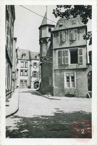 Cour du Château, Hôtel des Raville