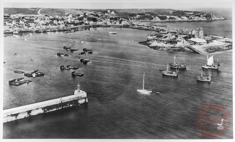 51. Le petit port de pêche - Camaret (extrémité occidentale de la Bretagne)