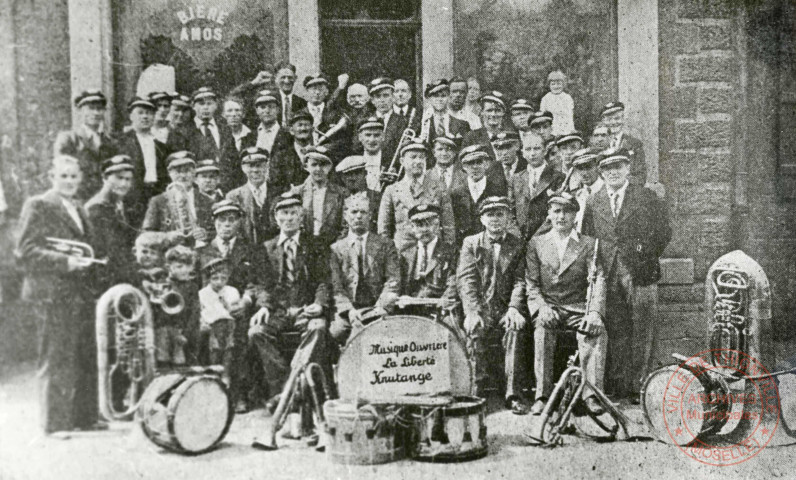 Knutange : grévistes de la société Musicale de Knutange (S.M.K.) rassemblés rue de la République en 1936.