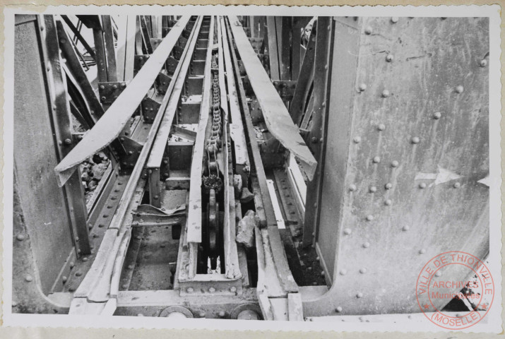Culbuteur du pont portique de stockage. Déformation et arrachement des cornières latérales de la chaîne hors d'usage.