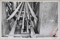 Culbuteur du pont portique de stockage. Déformation et arrachement des cornières latérales de la chaîne hors d'usage.