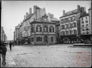 [La place du Marché et la rue du Luxembourg. Au fond la porte du Luxembourg. Au premier plan la police municipale, photographie Bruère, Au Bon Marché, magasin de confection de vêtements Marx-Weil, pharmacie]