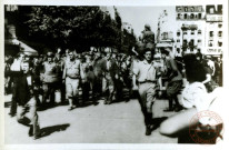 Groupe de prisonniers traversant la place de Rivoli