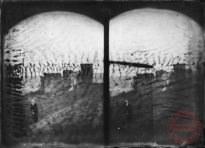 [Stéréoscopie - Le château de Malbrouck à Manderen, l'homme moustachu et M. Engel (père), photographe]