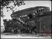 [Ouvriers lors de la démolition des fortifications thionvilloise, portes et remparts]