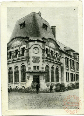 Monument aux Enfants de VERDUN Denkmal su Ehren der gefallenen Söhne von VERDUN. VERDUN - Monument aux Soldats de Verdun Denkmal zu Ehren der Soldaten von Verdun. VERDUN - Hôtel des Postes. VERDUN - La Porte Saint-Paul. VERDUN - Vue prise des Tours de la Cathédrale. VERDUN - La rue Mazel. - Monument de la 'Voie de la Liberté'. Monument du Colonel DRIANT Im Caures Walde. VERDUN - Rue Beaurepaire. - VERDUN - Promenade de la Digue. Monument de Pensylvanie à Varennes. LE MORT-HOMME - Monument de la 69e Division Denkmal auf dem Gipfel des Toten Mannes. Monument de MONTFAUCON Amerikanisches Denkmal. Vue prise des Tours de la Cathédrale Panorama, aufgenommen von einem Turm der Kathedrale aus. Cimetière américain de ROMAGNE Der riesige amerikanische Kriegerfriedhof von ROMAGNE-sous-MONTFAUCON. Monument de la cote 304 Denkmal auf dem Gipfel der Höhe 304.