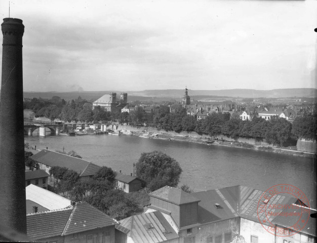 Vue générale sur la Moselle, le pont provisoire et l'entrée de la Ville