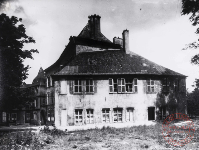 [Cour du Château, Hôtel de Ville, bâtiment jouxtant l'actuel bâtiment C et sera détruit par la suite]