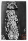 Bildstock situé dans le village de Roussy-le-Bourg (commune de Roussy-le-Village). Croix monumentale de Sainte-Walburge. Christ en croix ; Vierge ; saint Jean ; sainte Walburge ; tête : ange ; crâne ; os ; feuillage