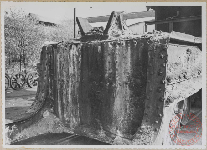 Intérieur du chariot de poche à fonte. Exemple de corrosion due à la coulée de la fonte sur les parois en tôle.