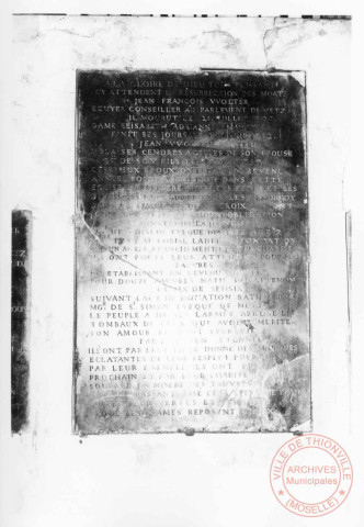 Chapelle du cimetière de Cattenom, marbre gravé d'épitaphe sur le mur droit de la nef