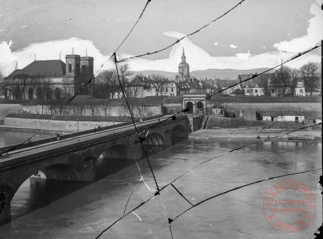 [Les fortifications de Thionville, vers 1900. Le pont de pierre construit sous Louis-Philippe (1846), conduit vers la porte dite "Porte du Pont"]