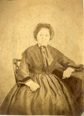 [Photographie de Mme Sigisbert Martha née Baclesse dans les années 1870]
