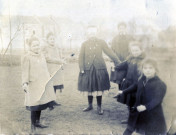 [Photographie d'un groupe de jeunes filles jouant à colin-maillard dans les années 1900]