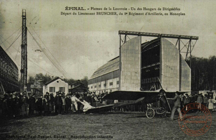 EPINAL.- ' Plateau de la Louvroie - Un des Hangars de Dirigeable, Départ du Lieutenant BRUNCHER, du 8e Régiment d'Artillerie, en Monoplan