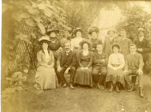 [Photographie dans la serre du château de Bétange le 5 septembre 1909]