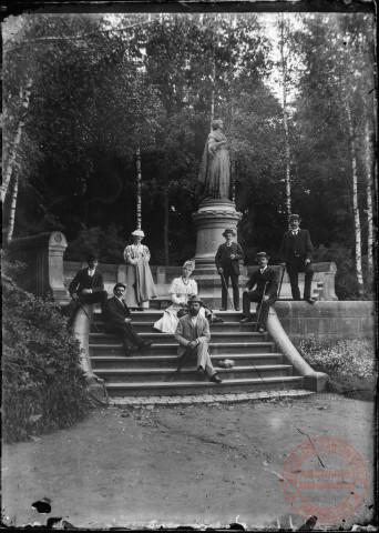 [Monument de la princesse Amélie des Pays-Bas au parc municipal de Luxembourg, la famille Engel posant devant]