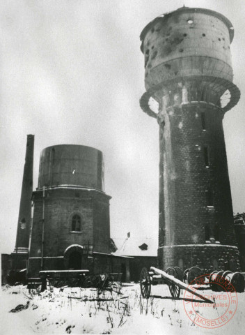 Le château d'eau du dépôt de la gare S.N.C.F. qui servait de poste d'observation maux Allemands. 11 novembre 1944