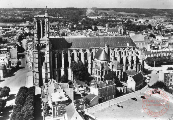 En avion au-dessus de Soissons (Aisne) - La Cathédrale