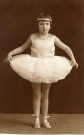 [Photographie d'une jeune fille, Mady Martha, en tenue de danse]