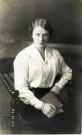 [Photographie d'une jeune femme en 1912]