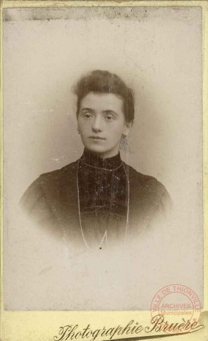 Portrait d'une femme en robe sombre