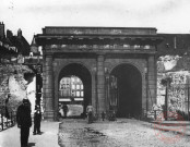 [La porte du pont de la Moselle, les remparts de chaque côté commencent à être démantelés]