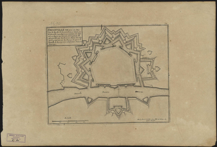 THIONVILLE Ville forte des Païs bas du Duché de Luxembourg située sur la Moselle à 49 degrez 30. Minutes de lattit. et à 27 degrez 45 minutes de longitude elle est possedée par les François depuis l'an 1643 qui la prirent sur les Espagnols après la Bataille de Rocroy et y ont fait faire beaucoup d'ouvrages