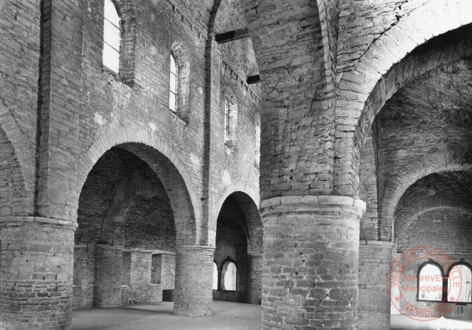 Tournus (71. Saône et Loire) - Abbatiale St-Philibert (XIe, XIIe s.) - Tribune ou Chapelle St-Michel