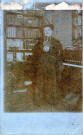 [Photographie du Dr Bauer, curé, dans la maison de la famille Hourte en 1914]