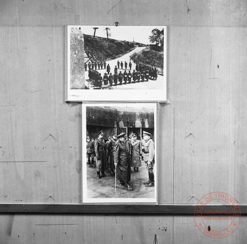 Exposition sur les fortifications à Thionville en 1970 par Georges Martig - Soldats allemands en rang devant un fort