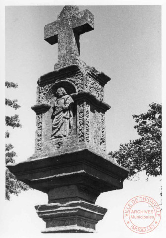 Bildstock situé chemin du Calvaire à Berg-sur-Moselle. Il domine la plaine de la Moselle. Il fut érigé en 1610. De style baroque, il possède beaucoup de décors : angelots, fruits, végétaux. On peut y voir dans les niches, Saint-Nicolas, Saint-Jacob, Sainte-Marguerite et Sainte-Catherine (avec ses deux attributes, l'épée et la roue)