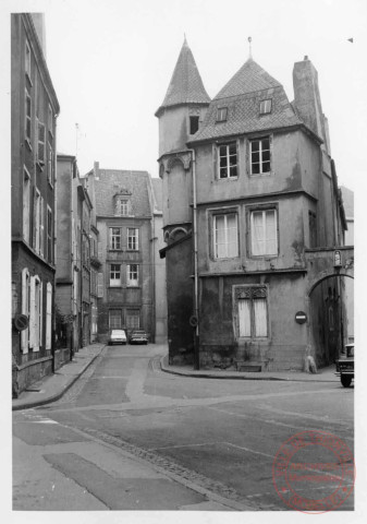 Cour du Château, ancienne maison des Raville, batiment C de la mairie, au fond le tribunal - Thionville