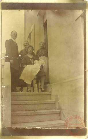Famille Bretnacher posant devant sa maison pour le baptême de Lucien. Mr Hoffmann, Lucienne Marsallier, tante Catherine et mémère Bretnacher E.