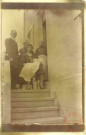 Famille Bretnacher posant devant sa maison pour le baptême de Lucien. Mr Hoffmann, Lucienne Marsallier, tante Catherine et mémère Bretnacher E.
