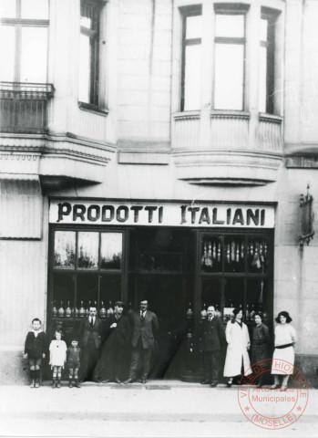 Magasin de produits alimentaires italiens A. Dossi, 6 place de la République en 1927.