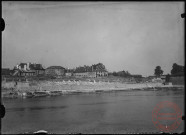 [Vue des remparts démolis de l'actuel quai Crauser depuis l'autre côté de la Moselle]