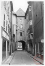 Rue des Clarisses, les tours jumelles dans le fond - Thionville