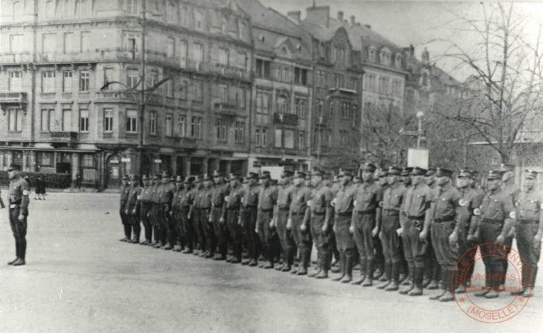 Les S.A. rassemblés à Thionville, place du Luxembourg - 1943