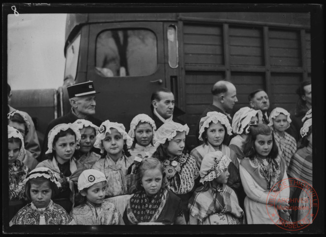 Foire exposition de 1948 - Jeunes filles en costume typique lorrain et autorités civiles en fond