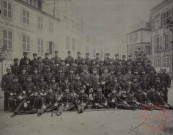 [Photographie de la musique des sapeurs pompiers dans la Cour du Château]