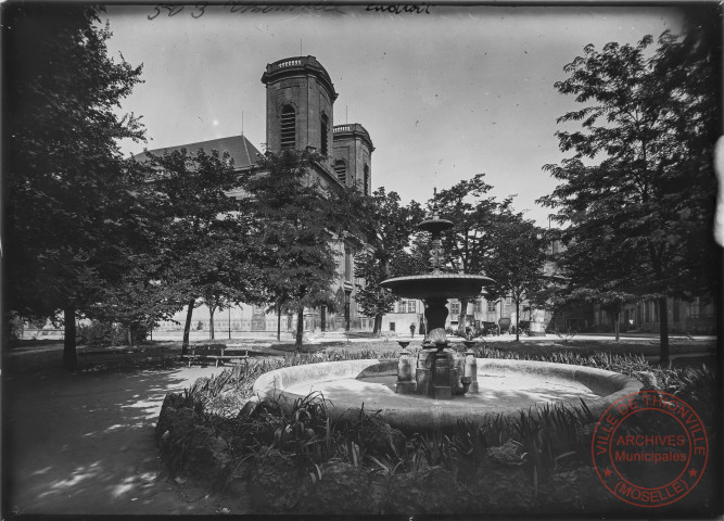 L'église Saint-Maximin vue depuis la fontaine présente sur les quais de la Moselle