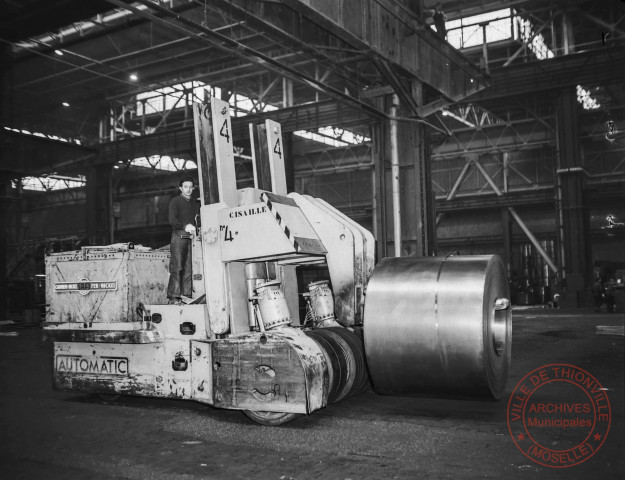 [Vue intérieure d'une usine. Transport de bobine d'acier]