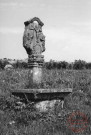 Croix des champs datée 1744 à Sentzich (commune de Cattenom) peux avant le croisement entre la D1 et la D64, côté gauche (en venant du village)