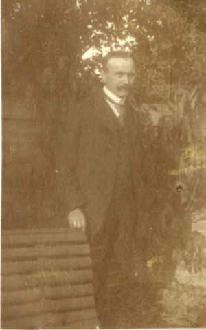 [Portrait d'un homme posant debout dans un jardin dans les années 1900]
