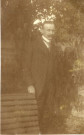 [Portrait d'un homme posant debout dans un jardin dans les années 1900]