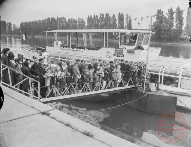 [Embarquement sur le bateau "Lorraine" en aval du pont des alliés, il faisait la navette entre Thionville, Sierck-les-Bains et Rémich]