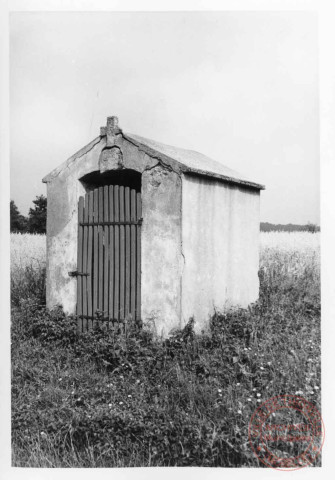 Oratoire champêtre contenant les statues en bois de Saint Pierre et Saint Bernard (1730-1754), situé sur la route d'Usselskirch, hameau de Boler (commune de Breistroff-la-Grande)