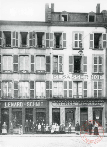 Magasin de chaussures Lénard - Schmit et restaurateur Michel Richard (spécialités alsaciennes), 34 rue de l'Ancien Hôpital, en 1906.