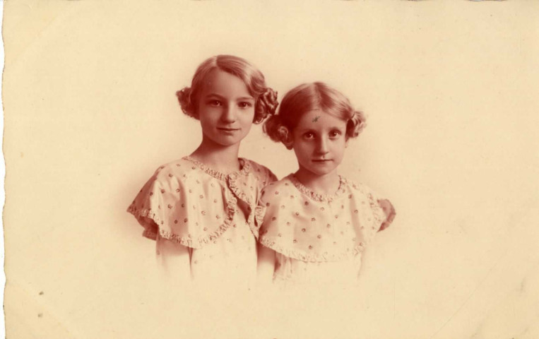 [Photographie de deux jeunes filles]